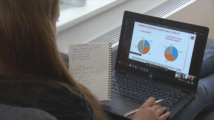 Dívka pracuje na počítači