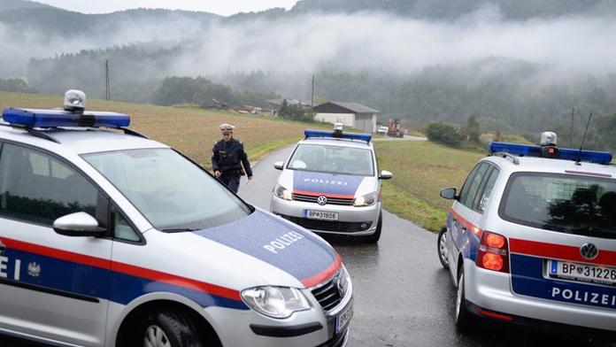 Na ples ve Vídni si z Česka chystali nože a boxery. Chytili je!