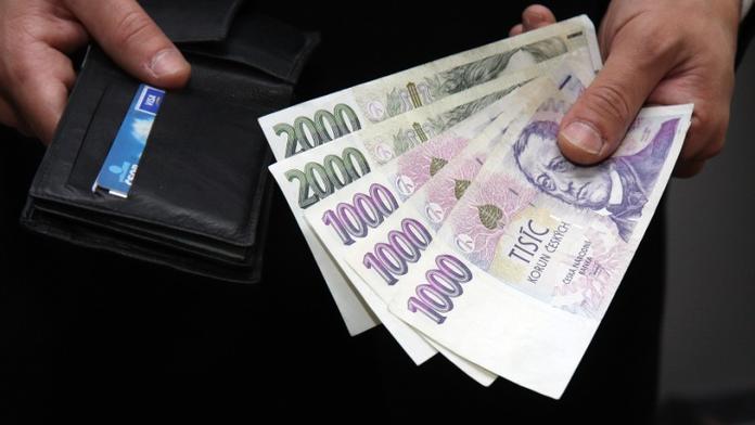 Kvůli koroně budou Češi vydělávat na stát o měsíc déle než normálně