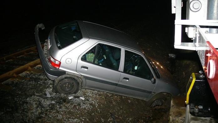 Řidič přehlédl červená světla na přejezdu a narazil do vlaku