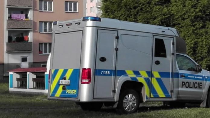 Agresor vzal v Chlumci na muže nůž! Po útoku utekl a skrýval se