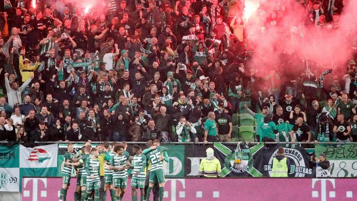 Blázinec na stadionu! Fanoušci spustili ohňostroj