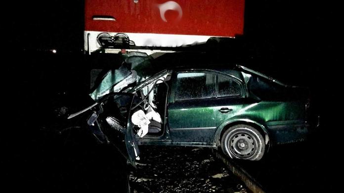 Řidič na Břeclavsku nezvládl jízdu a uvízl na kolejích, vůz smetl vlak