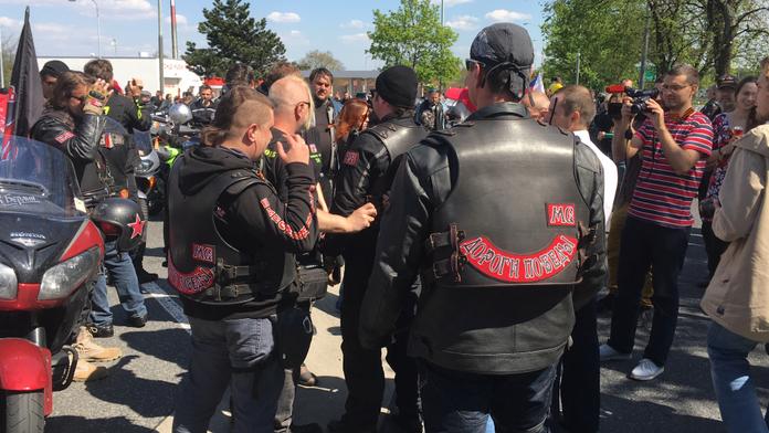 Noční vlci v Praze: Policie řešila drsné potyčky, hádal se i poslanec