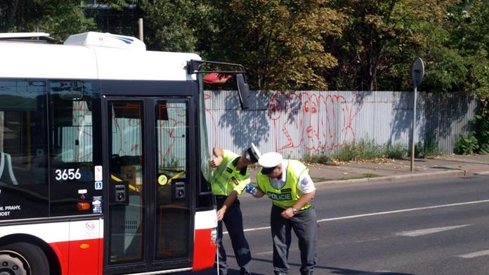 Holčička (2) se vyškubla opilému otci a vběhla do silnice. Srazil ji autobus