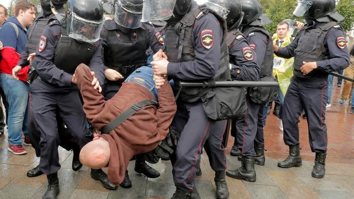 Moskvané vyšli do ulic kvůli volbám, policisté jich stovky zadrželi!