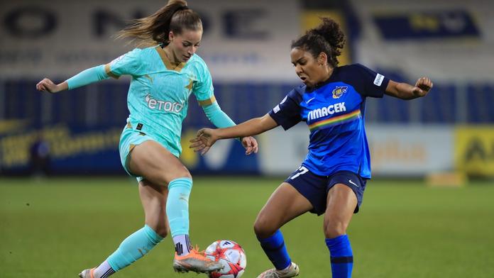 Tamara Morávková ze Slavie v souboji s Ellou Touonovou ze St Pöltenu