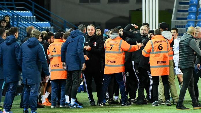 Fotbalista protihráče kousl do penisu. Zranění muselo spravit deset stehů
