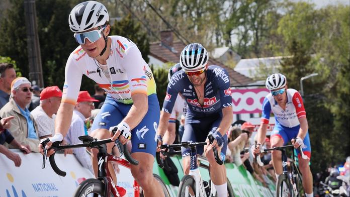 Děsivý moment při cyklistickém závodě. Jezdec po pádu zůstal viset z mostu