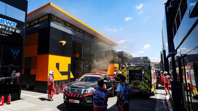 V paddocku F1 hořelo. Zasahovat museli hasiči i zdravotníci