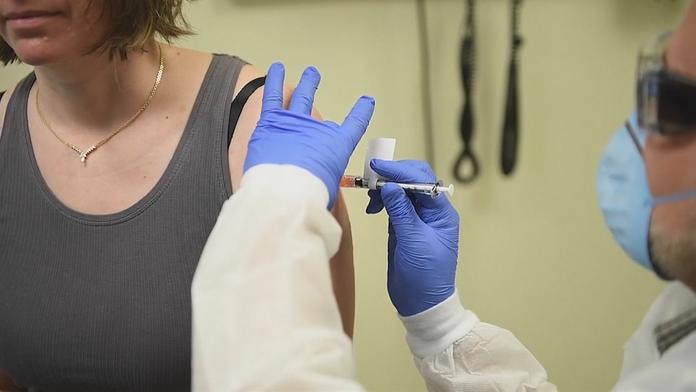 Bolest hlavy či zimnice. Výrobce popsal nejčastější vedlejší účinky covid vakcíny