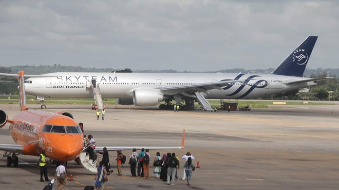 Boeing plný lidí musel nouzově přistát. Kvůli podezřelému balíčku