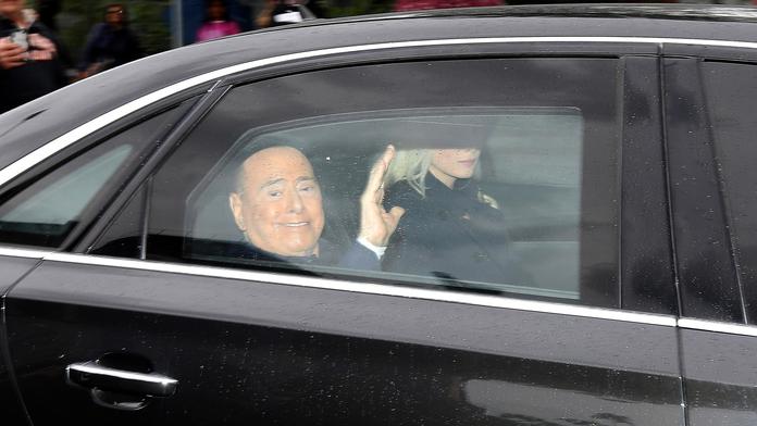 Silvio Berlusconi byl po šesti týdnech propuštěn z nemocnice