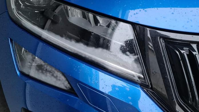 Proč se na autech mlží světla? Co s nešvarem, který trápí i nové škodovky