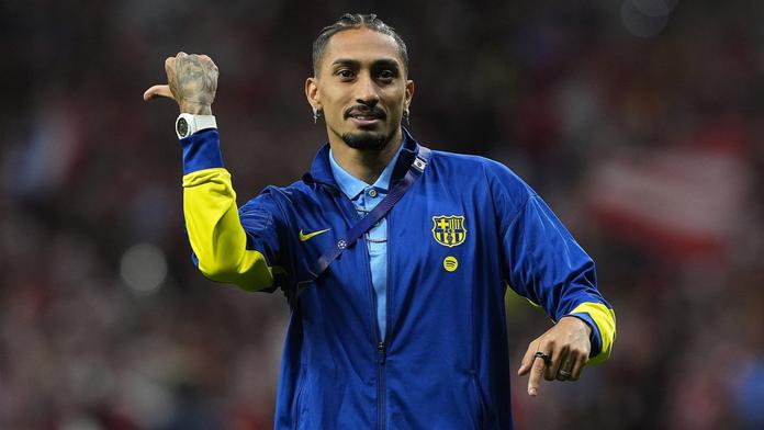 Brazilec Raphinha gestikuluje po vyřazení Barcelony z Ligy mistrů