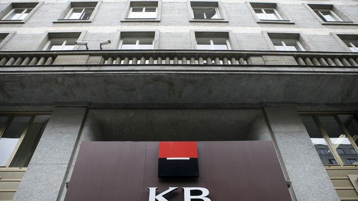Vybírají zlato kmotrů! Policisté otevírají bezpečnostní schránky v Komerční bance