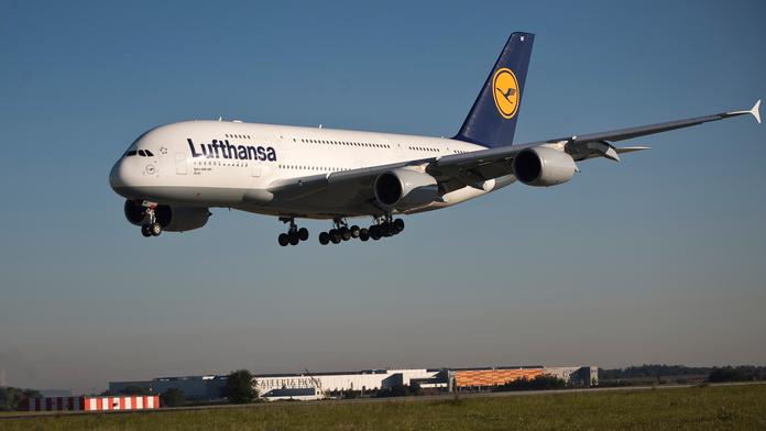 PALÁC VE VZDUCHU: Airbus A380 dosedl na Ruzyni! VIDEO