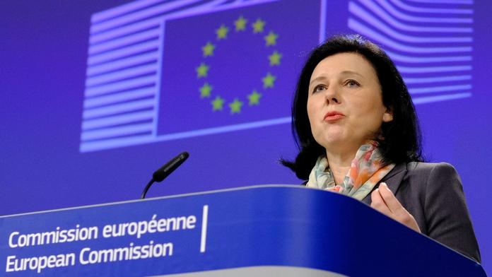 Skandál Facebooku řeší i v Bruselu. Jourová chce odpovědi