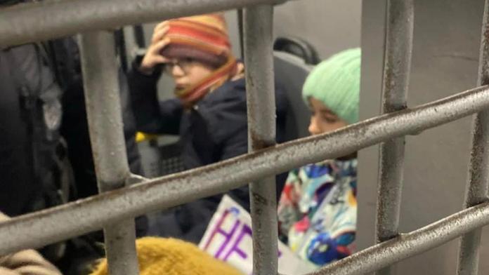Putinův režim se bojí i dětí. Protestující školáky posílá za mříže