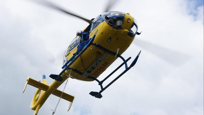 Někdo oslňoval záchranářský vrtulník laserem. Pilot musel nouzově přistát