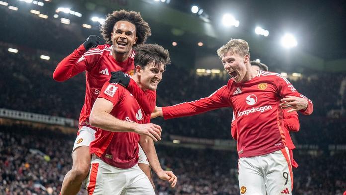 Selhání rozhodčích v zápase United. Čtyři hráči v ofsajdu, VAR chyběl