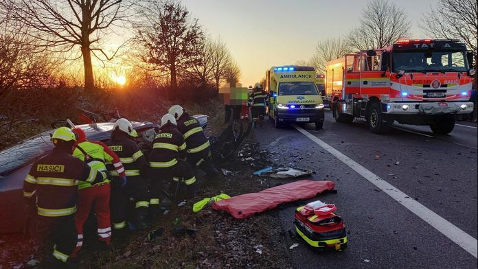 Vážná nehoda tří aut. Zranilo se 8 lidí, na místo letěl vrtulník