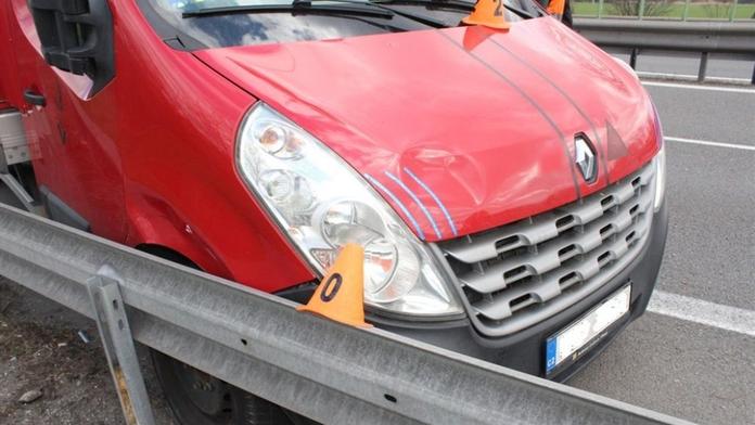 Řidič musel svoje auto dohánět stopem. Našel ho nabourané!