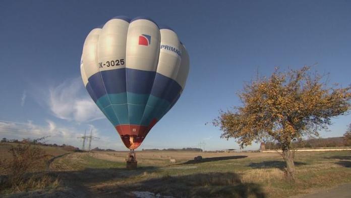 Na Klatovsku se zřítil horkovzdušný balón, muže vezli na urgentní příjem