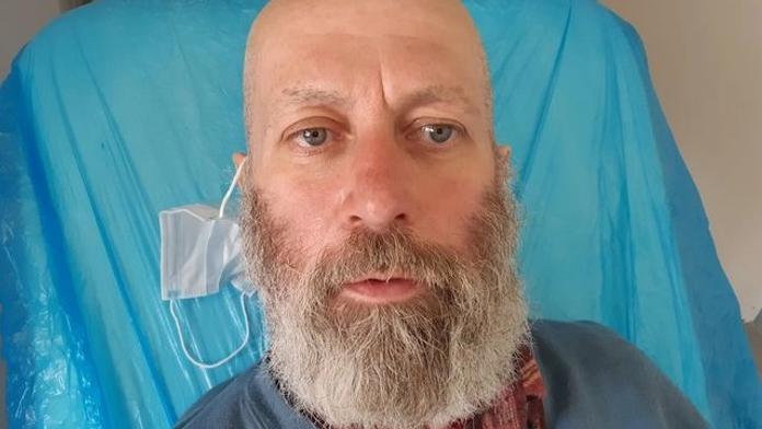 Pomozte vyřešit záhadu. Nikdo neví, kdo je tento muž. Málo mluví, na policisty syčel