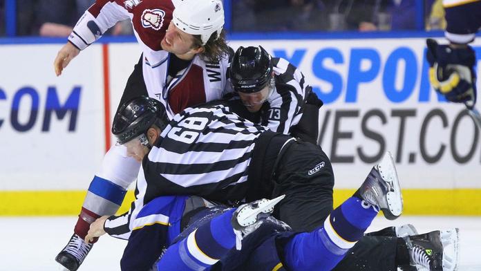 Číslo 68 nosí smutný silák. Jak se žije rozhodčím v NHL?