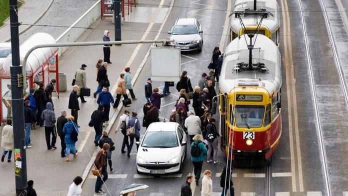 Chlapečka (†4) přiskřípla při vystupování tramvaj, táhla ho za sebou. Na místě zemřel
