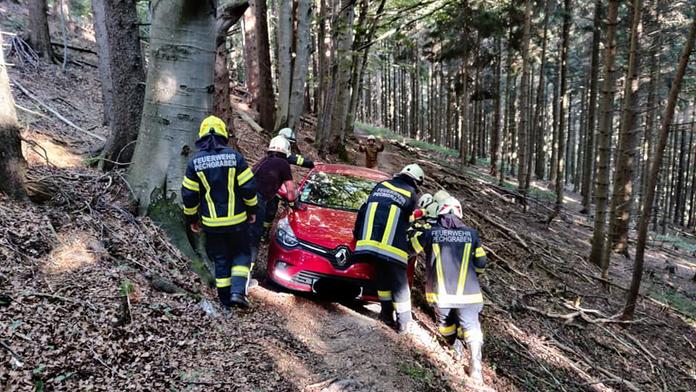 Českého seniora zavedla navigace do rakouských lesů. Museli pro něj hasiči