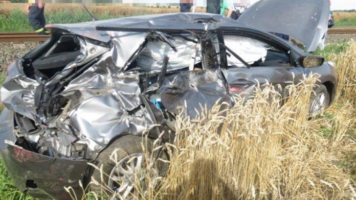 Další srážka na železnici! Vlak sešrotoval osobní auto, řidič se zranil