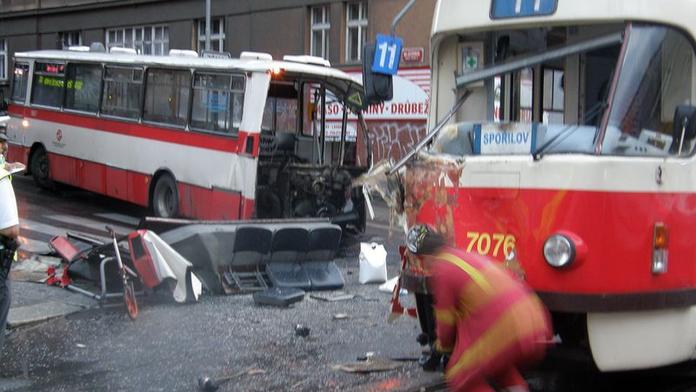 Tramvaj se srazila s autobusem. Na místě tři zranění