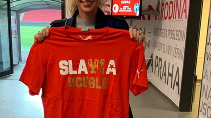 Kvitová zavítala na Slavii. Byla i v šatně a na závěr dostala dárek