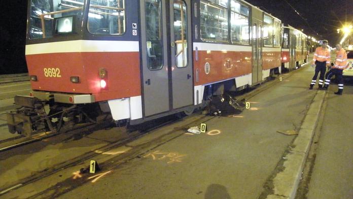 OBRAZEM: muže vlekla tramvaj po kolejích. Je mrtvý