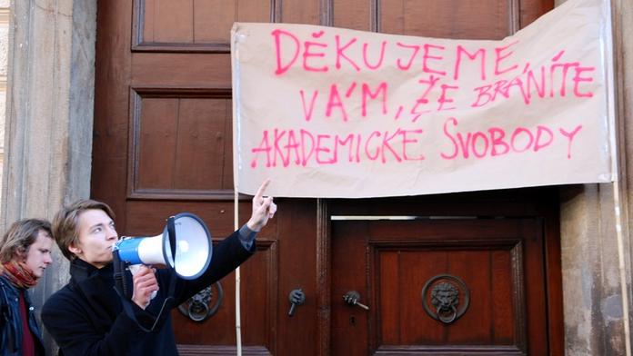 Vysokoškoláci letos naposledy nic neplatí, příští rok už dostanou účet