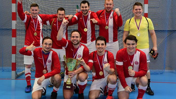 Tým Novy obhájil titul na futsalovém turnaji! Z poháru se pilo pivo