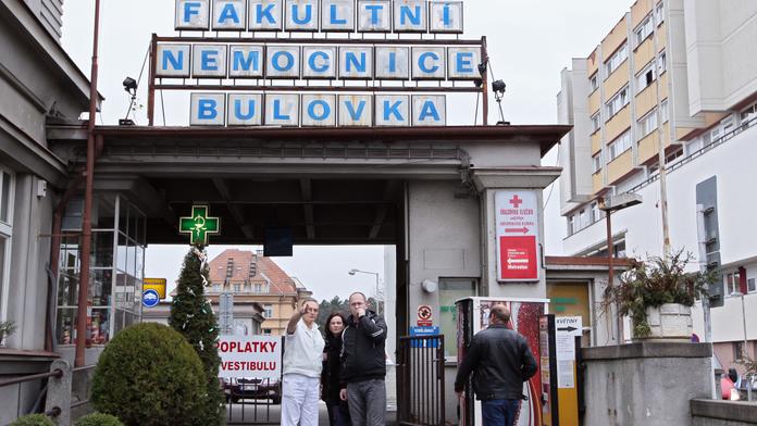 Opilou sestru z Bulovky nevyhodí. Bude ale pouze nakupovat materiál