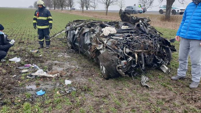 Tragická nehoda u Nových Zámků na Slovensku: Tři lidé zemřeli