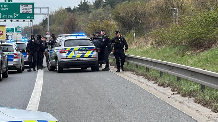 V Praze našli mrtvého muže (†55)! Policie pátrala po nebezpečném pachateli