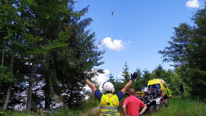 Cyklista (14) nezvládl sjezd v Beskydech. Po pádu skončil v bezvědomí