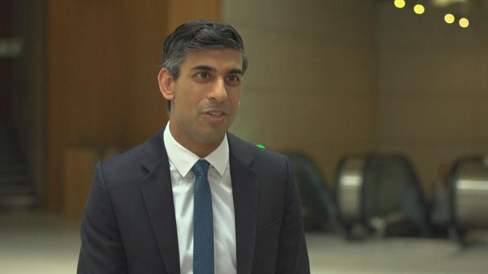 Sunak jako první získal stovku podpisů. Jde do boje o post britského premiéra