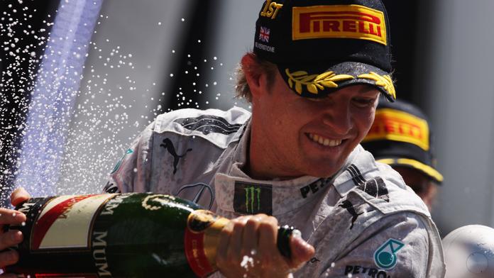 Rosberg vyhrál drama v Silverstonu. Při závodě explodovaly čtyři pneumatiky!