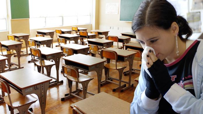 Dívka (13) nemůže chodit do školy, podle lékařů je na ni alergická