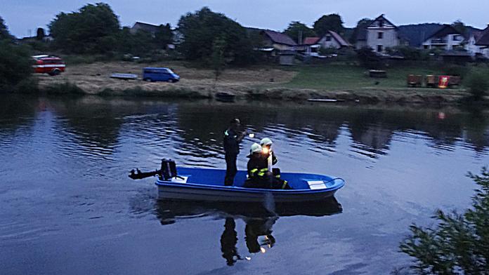 Vodák vyskočil z raftu na Sázavě, hledali ho a on pil v hospodě