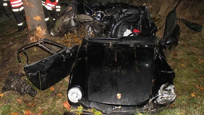 Řidič na Děčínsku rozstřelil Porsche o strom! Na místě zemřel
