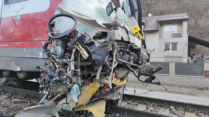Nehoda na Slovensku: Autobus vezl cestující, smetl ho a zdemoloval vlak