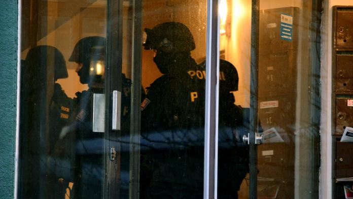 Při razii v Košířích šlo o miliardy. Devíti zatčeným hrozí kriminál