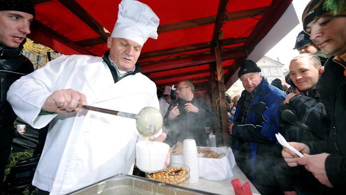 Pražský primátor Svoboda rozdával rybí polévku